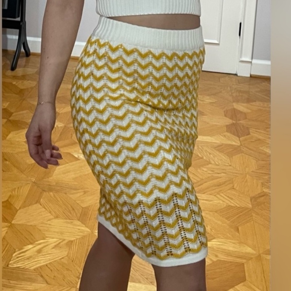 NWT BCBGeneration chevron skirt yellow and white knit pattern Sz S
